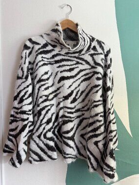 XL Zebra H&M turtleneck sweater